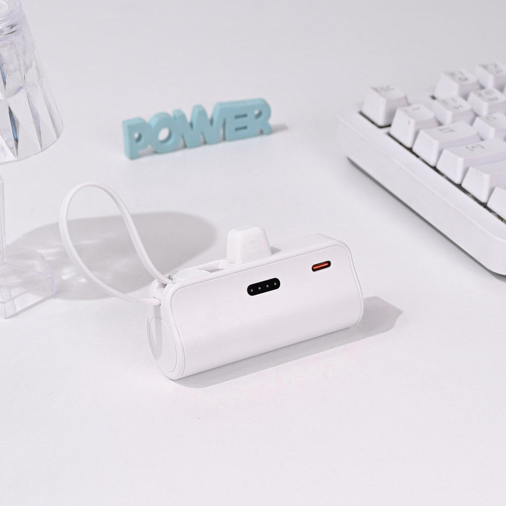 Power bank prenosiva baterija privezak 5000mAh 15W lightning bela