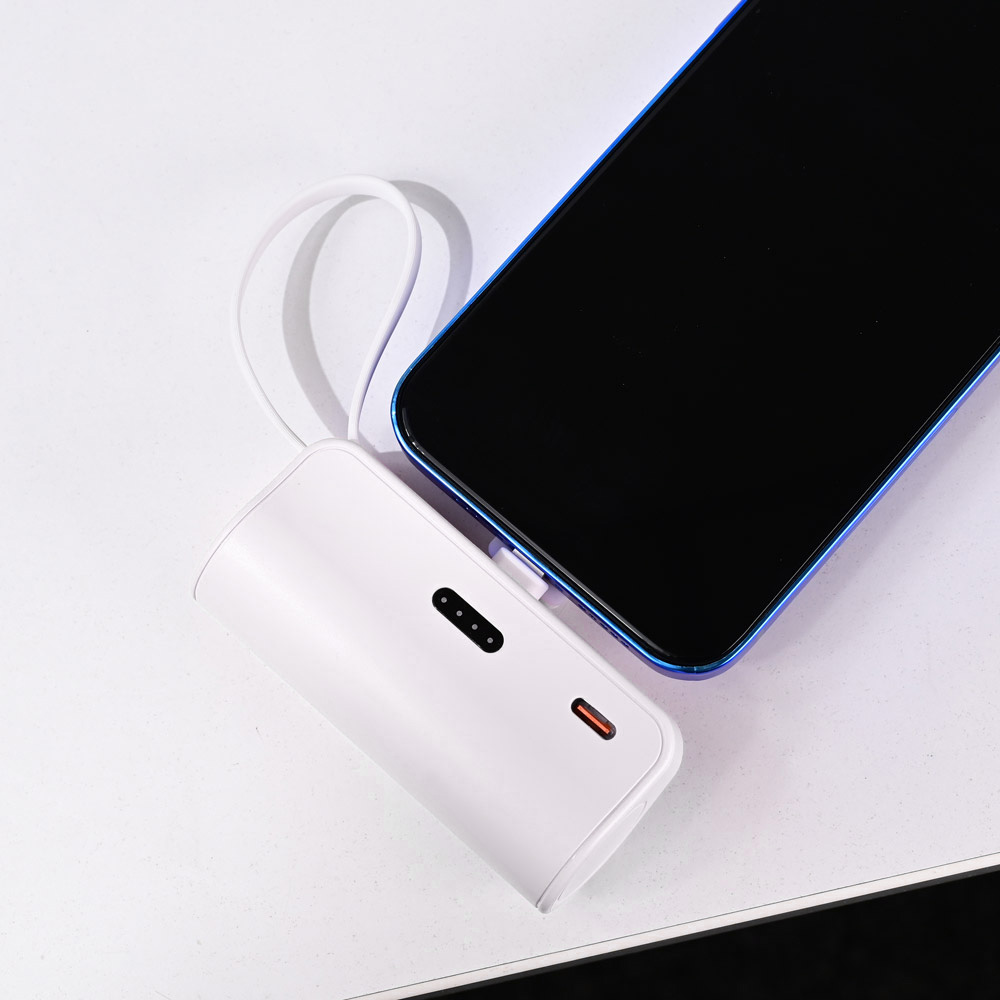 Power bank prenosiva baterija privezak 5000mAh 15W lightning bela