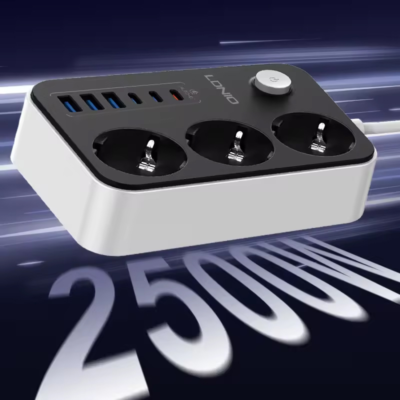 Produzni kabl LDNIO SE3631C 3 uticnice 3xUSB 3xPD beli 2m