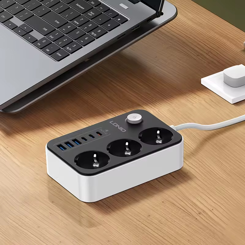 Produzni kabl LDNIO SE3631C 3 uticnice 3xUSB 3xPD beli 2m
