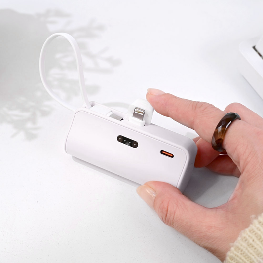 Power bank prenosiva baterija privezak 5000mAh 15W lightning bela