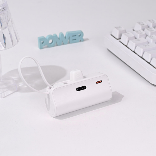 Power bank prenosiva baterija privezak 5000mAh 15W lightning bela