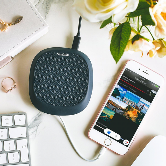 SanDisk iXpand Base punjač za iPhone sa memorijom za automatski back-up slika i videa 32GB
